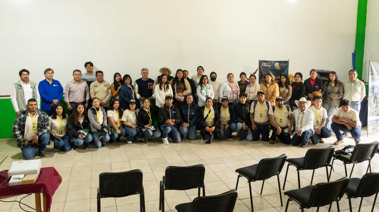 Fotografía de participantes en el salón ejidal