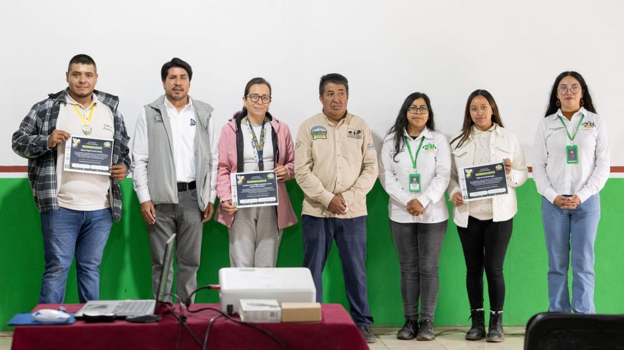 Entrega de reconocimientos durante el foro