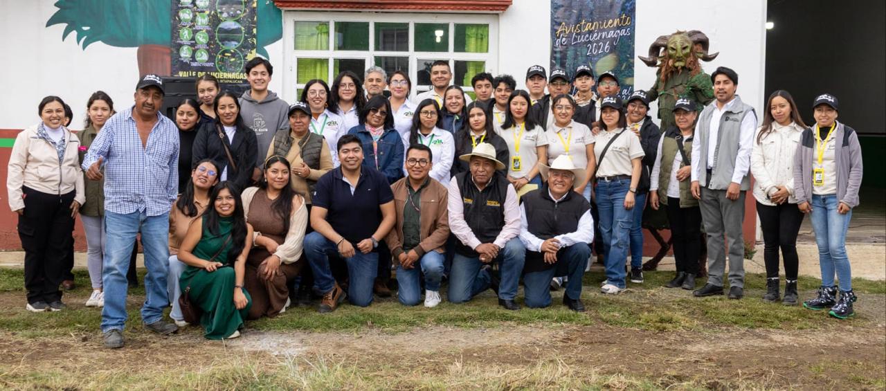Fotografía grupal de participantes del segundo foro